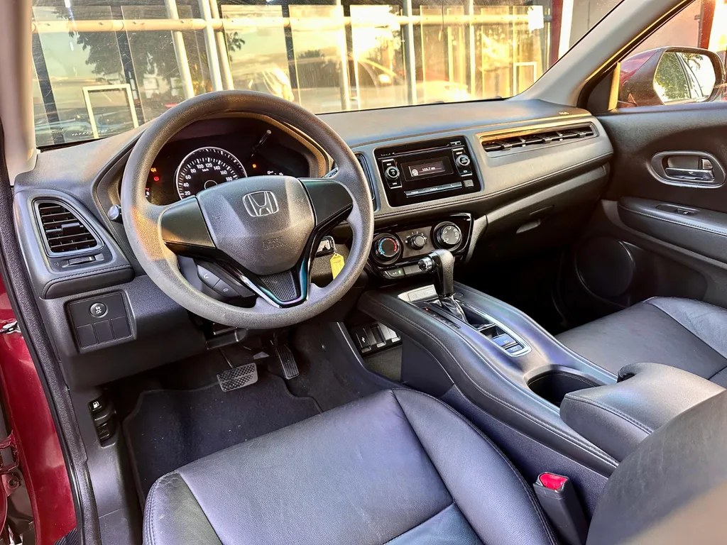 Honda HRv LX seminovo à venda na Venâncio Veículos em Goiânia