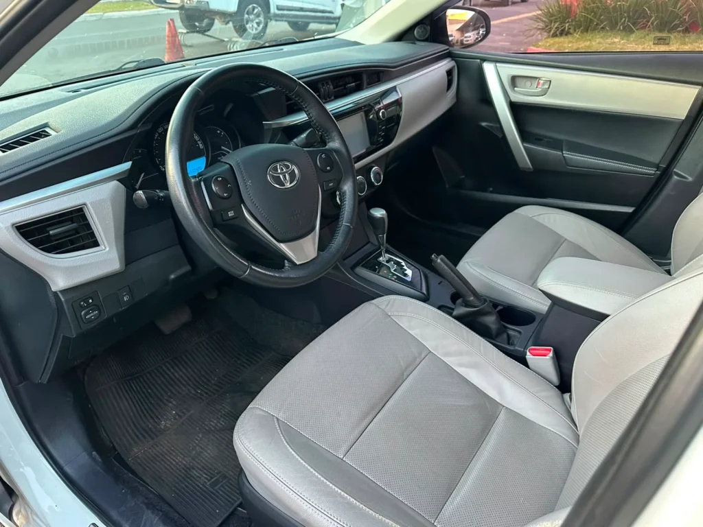 Toyota Corolla GLI 1.8 seminovo à venda na Venâncio Veículos em Goiânia