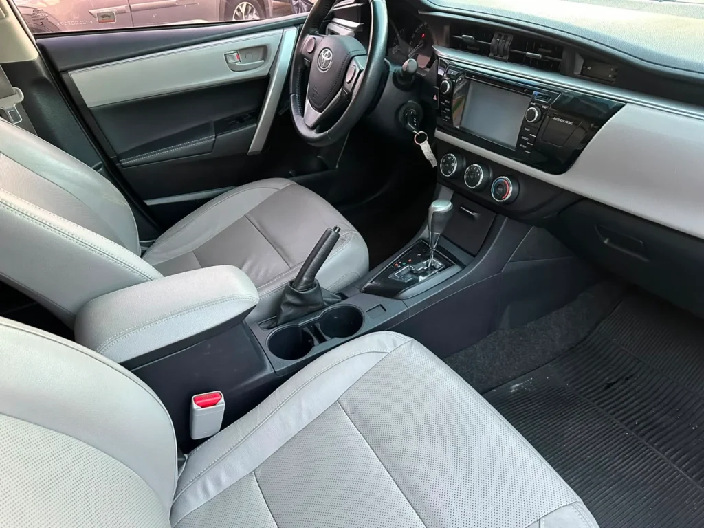 Toyota Corolla GLI 1.8 seminovo à venda na Venâncio Veículos em Goiânia