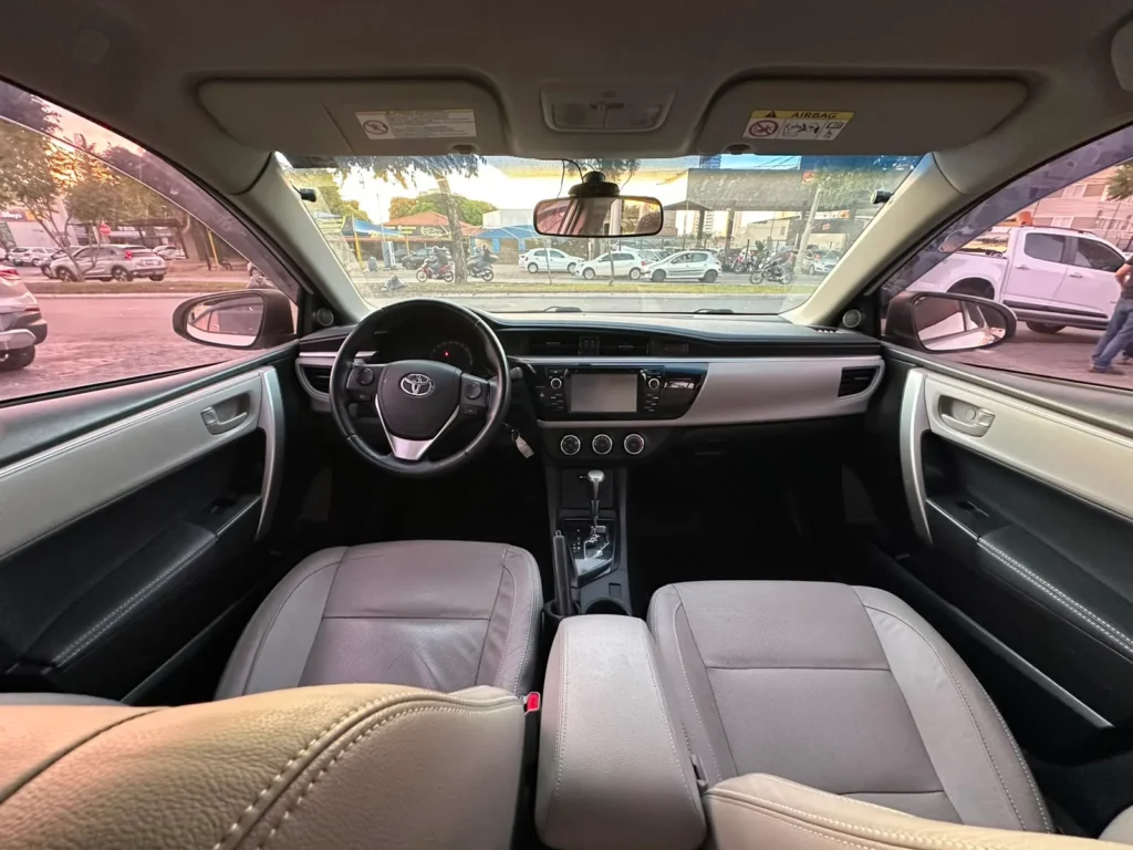 Toyota Corolla GLI 1.8 seminovo à venda na Venâncio Veículos em Goiânia