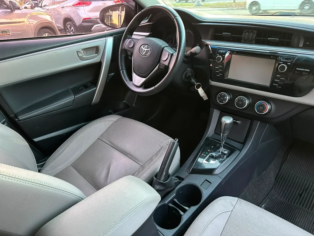 Toyota Corolla GLI 1.8 seminovo à venda na Venâncio Veículos em Goiânia