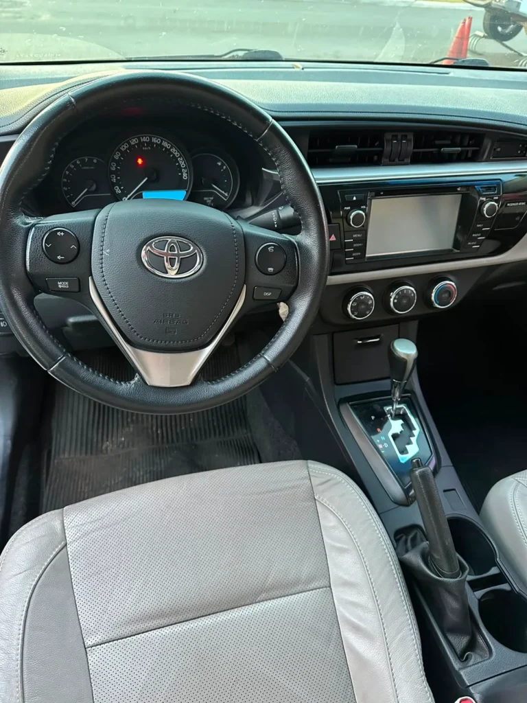Toyota Corolla GLI 1.8 seminovo à venda na Venâncio Veículos em Goiânia