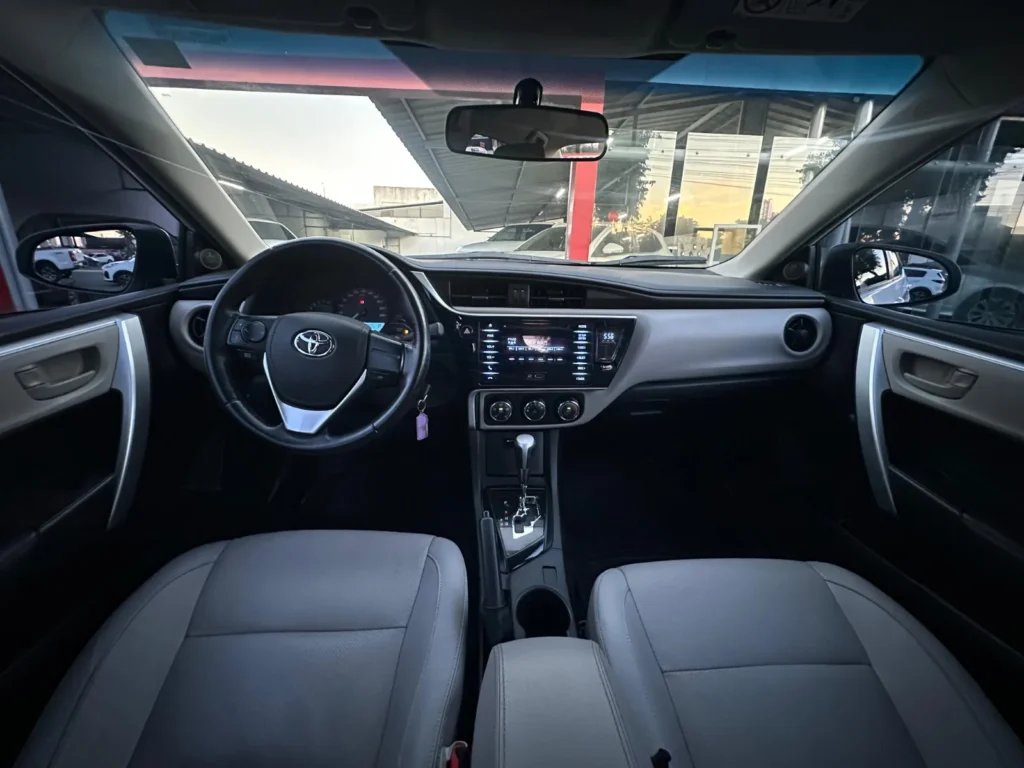 Toyota Corolla GLI 1.8 seminovo à venda na Venâncio Veículos em Goiânia
