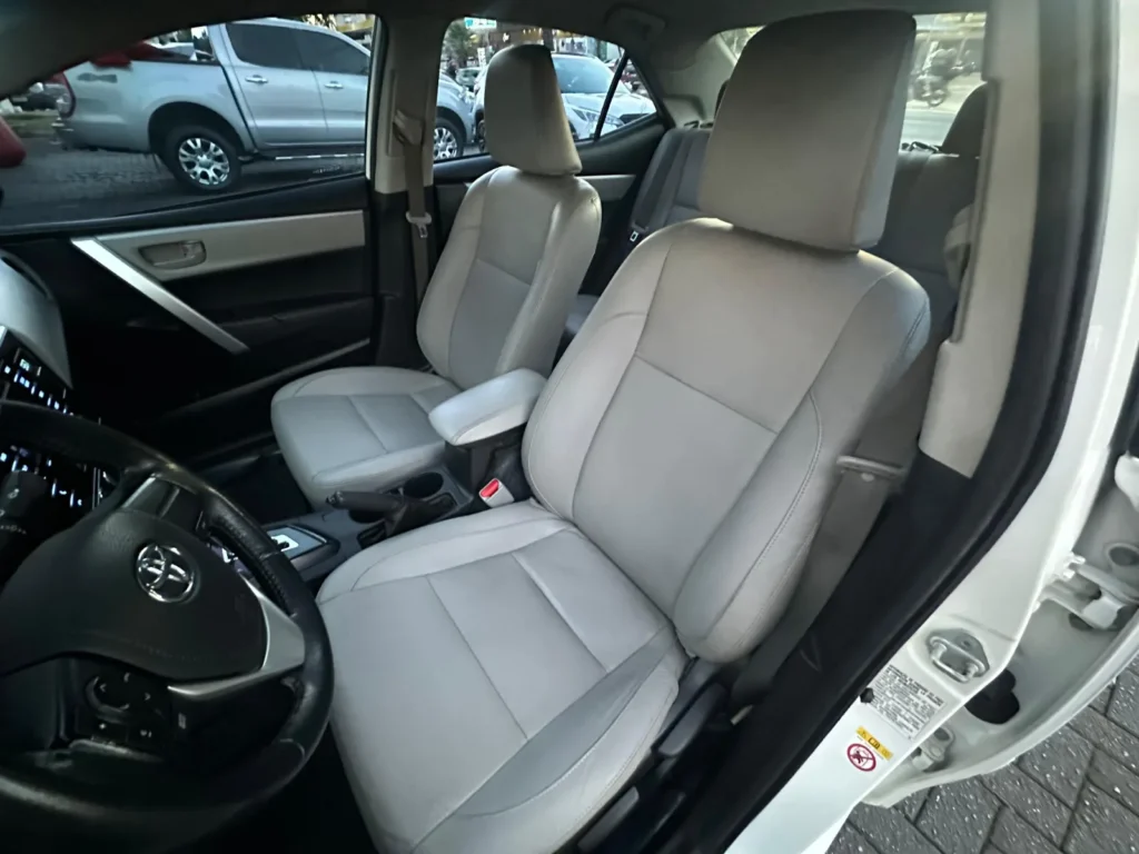 Toyota Corolla GLI 1.8 seminovo à venda na Venâncio Veículos em Goiânia