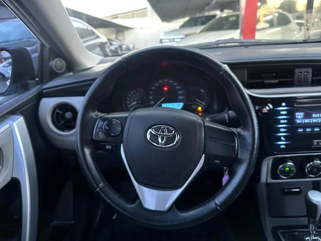 Toyota Corolla GLI 1.8 seminovo à venda na Venâncio Veículos em Goiânia