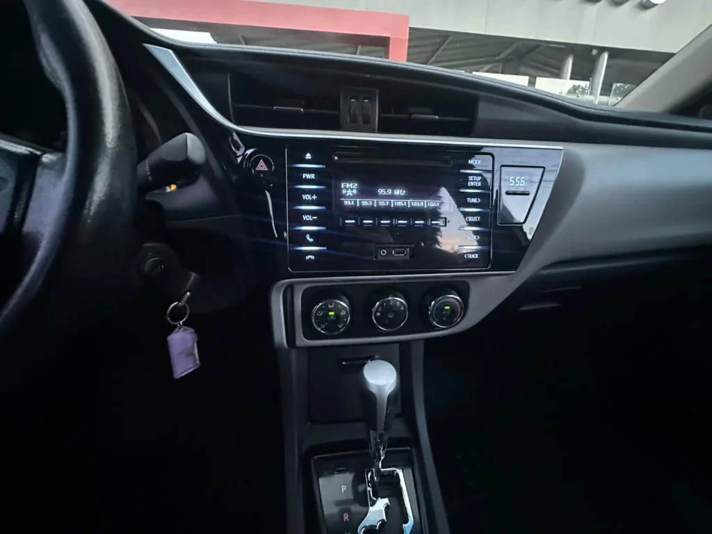 Toyota Corolla GLI 1.8 seminovo à venda na Venâncio Veículos em Goiânia