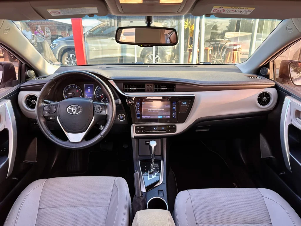 Toyota Corolla XEI 2.0 seminovo à venda na Venâncio Veículos em Goiânia