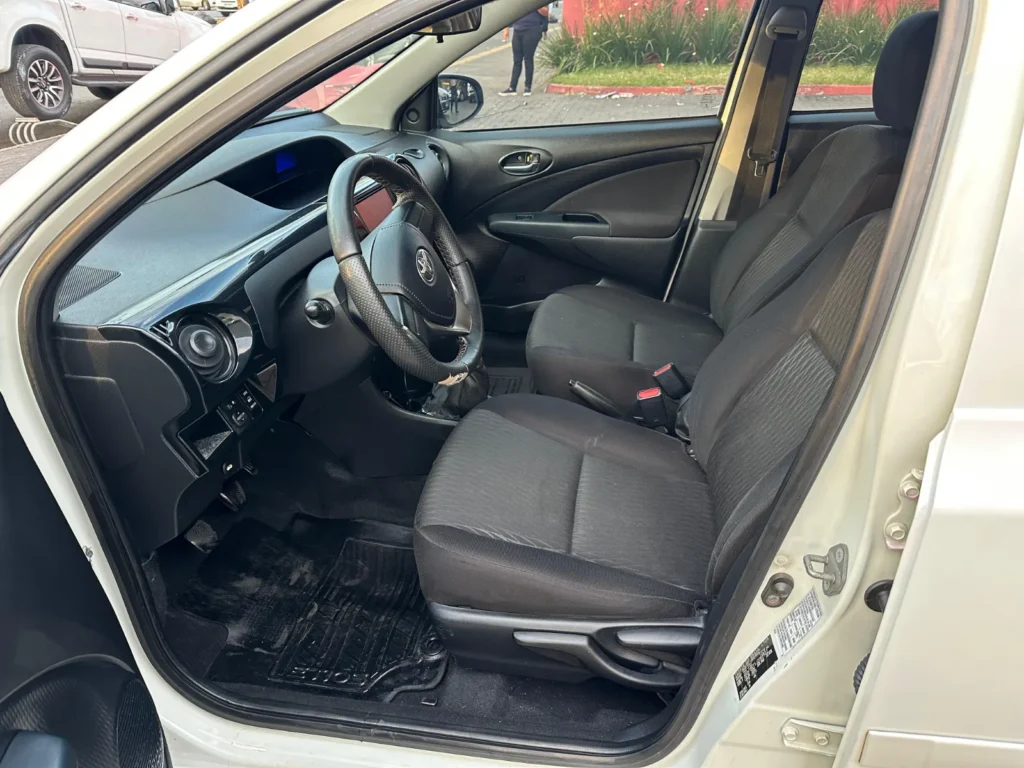 Toyota Etios MT 1.30 seminovo à venda na Venâncio Veículos em Goiânia