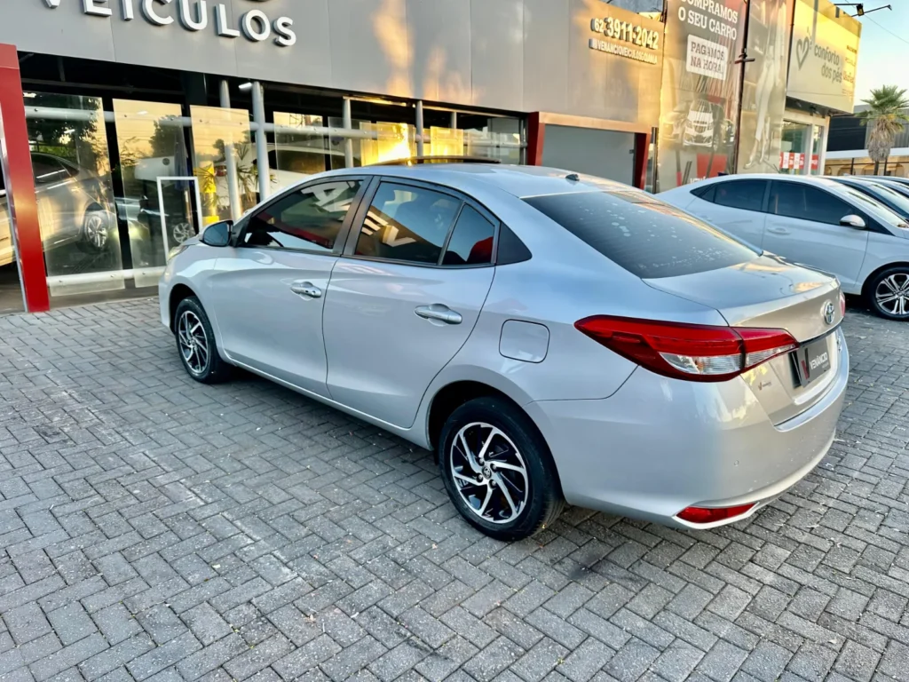 Toyota Yaris XLS seminovo à venda na Venâncio Veículos em Goiânia