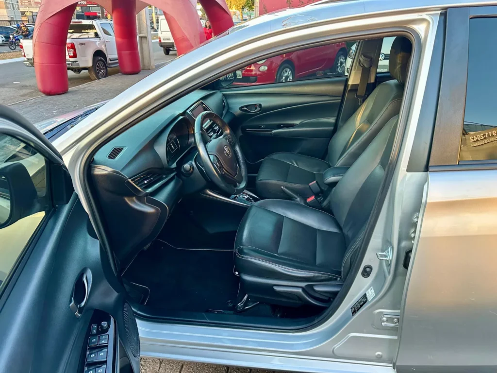 Toyota Yaris XLS seminovo à venda na Venâncio Veículos em Goiânia