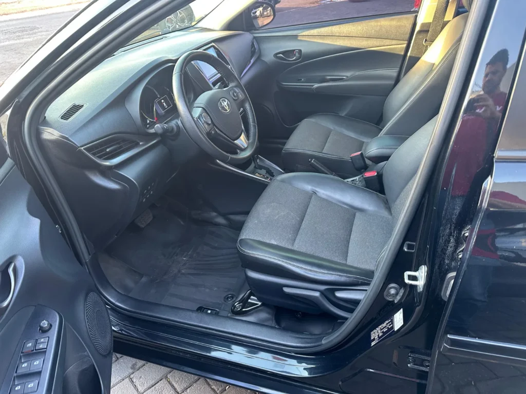 Toyota Yaris XS seminovo à venda na Venâncio Veículos em Goiânia